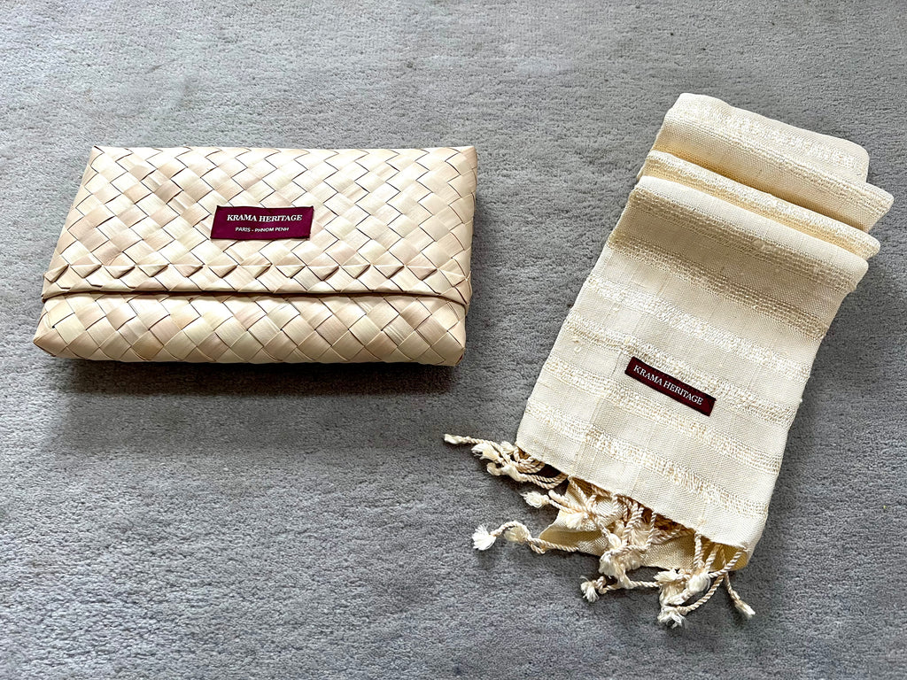 Le Krama Brut Ondelé Ivoire dans son écrin en feuille de palmier - Femme