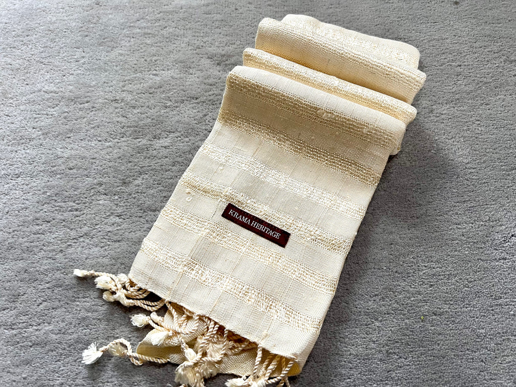 Le Krama Brut Ondelé Ivoire dans son écrin en feuille de palmier - Femme