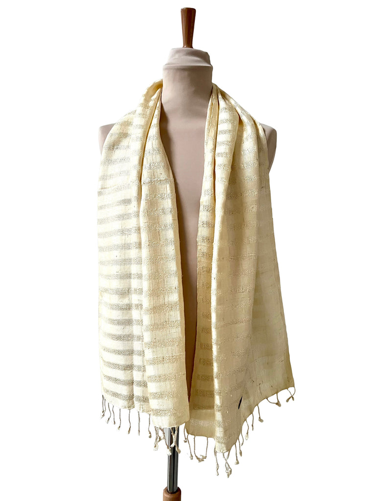 Le Krama Brut Ondelé Ivoire dans son écrin en feuille de palmier - Femme