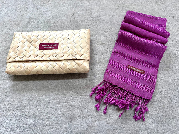 Le Krama Brut Ondelé Lilas dans son écrin en feuille de palmier - Femme