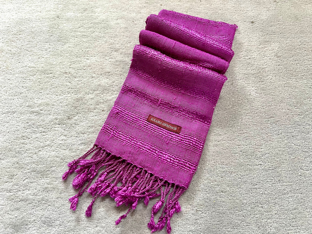 Le Krama Brut Ondelé Lilas dans son écrin en feuille de palmier - Homme