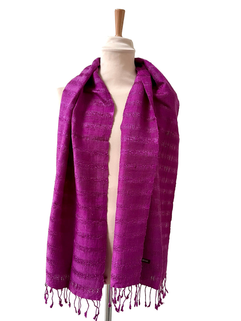 Le Krama Brut Ondelé Lilas dans son écrin en feuille de palmier - Femme