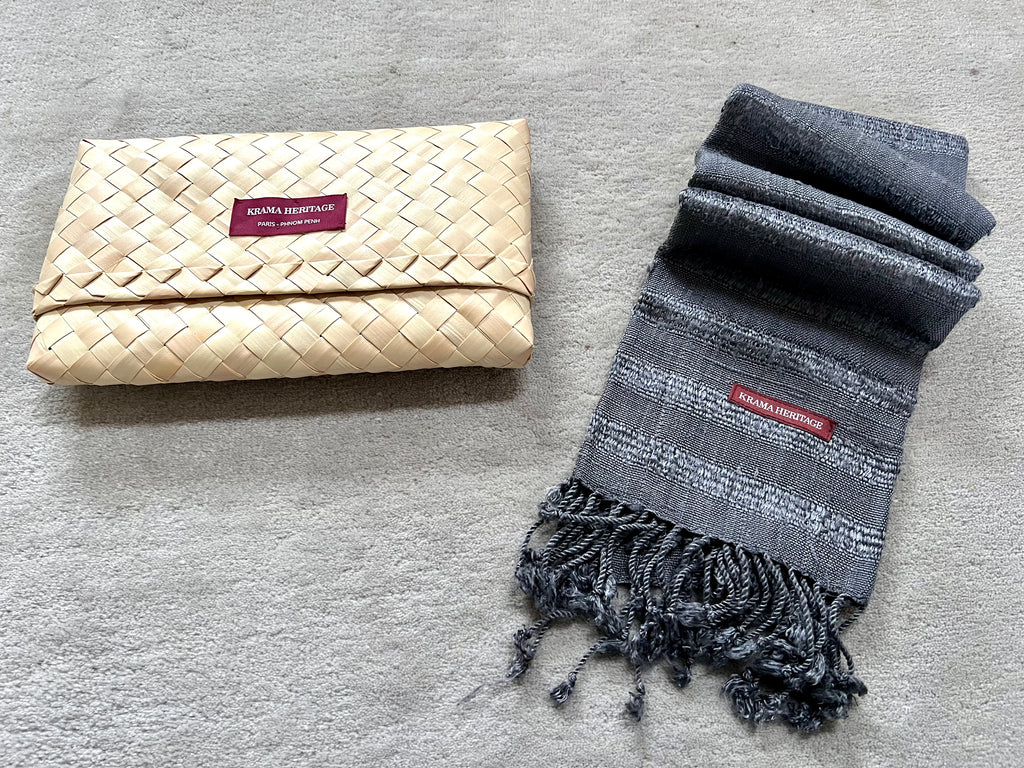 Le Krama Brut Ondelé Noir d'Ivoire dans son écrin en feuille de palmier - Femme