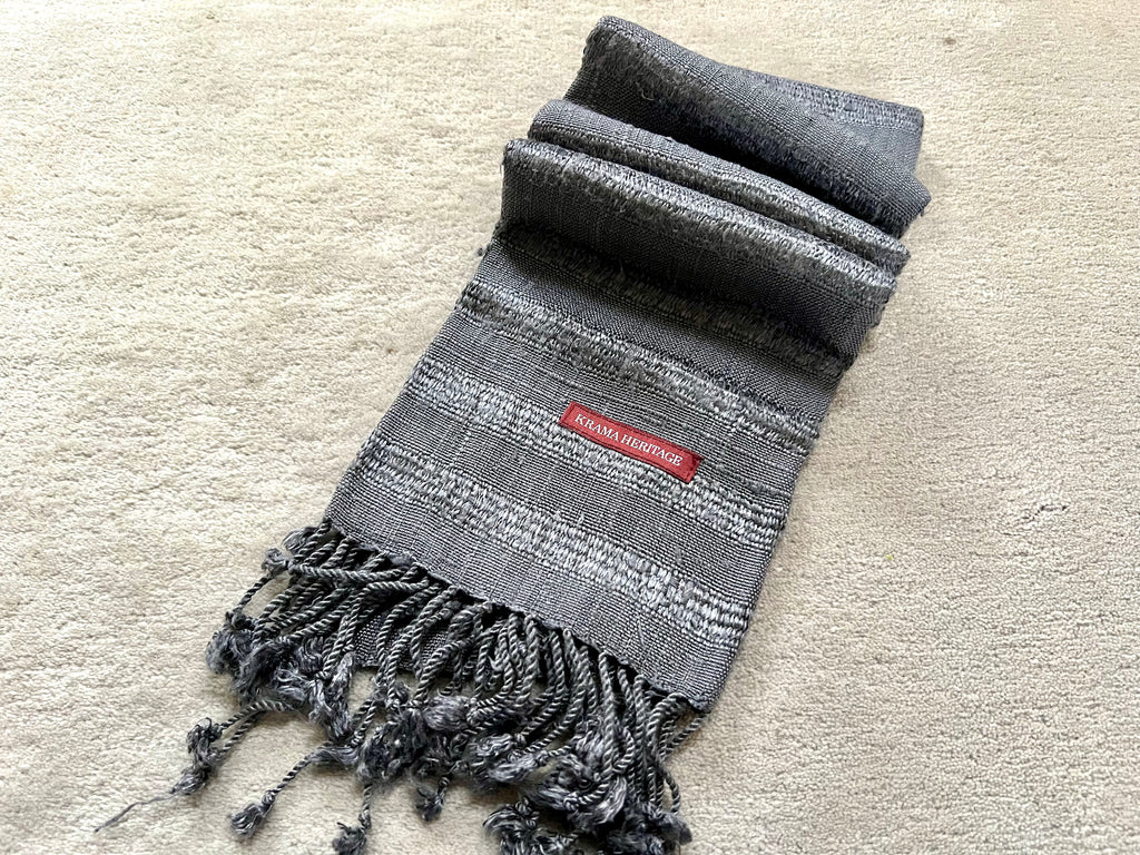 Le Krama Brut Ondelé Noir d'Ivoire dans son écrin en feuille de palmier - Femme