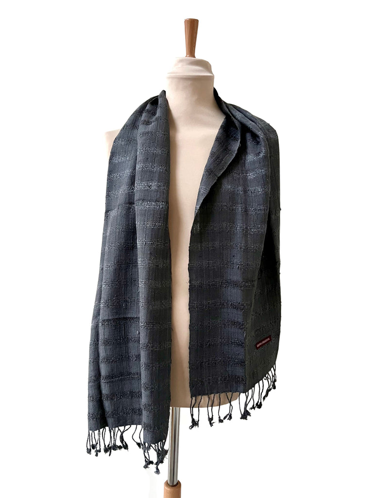 Le Krama Brut Ondelé Noir d'Ivoire dans son écrin en feuille de palmier - Femme