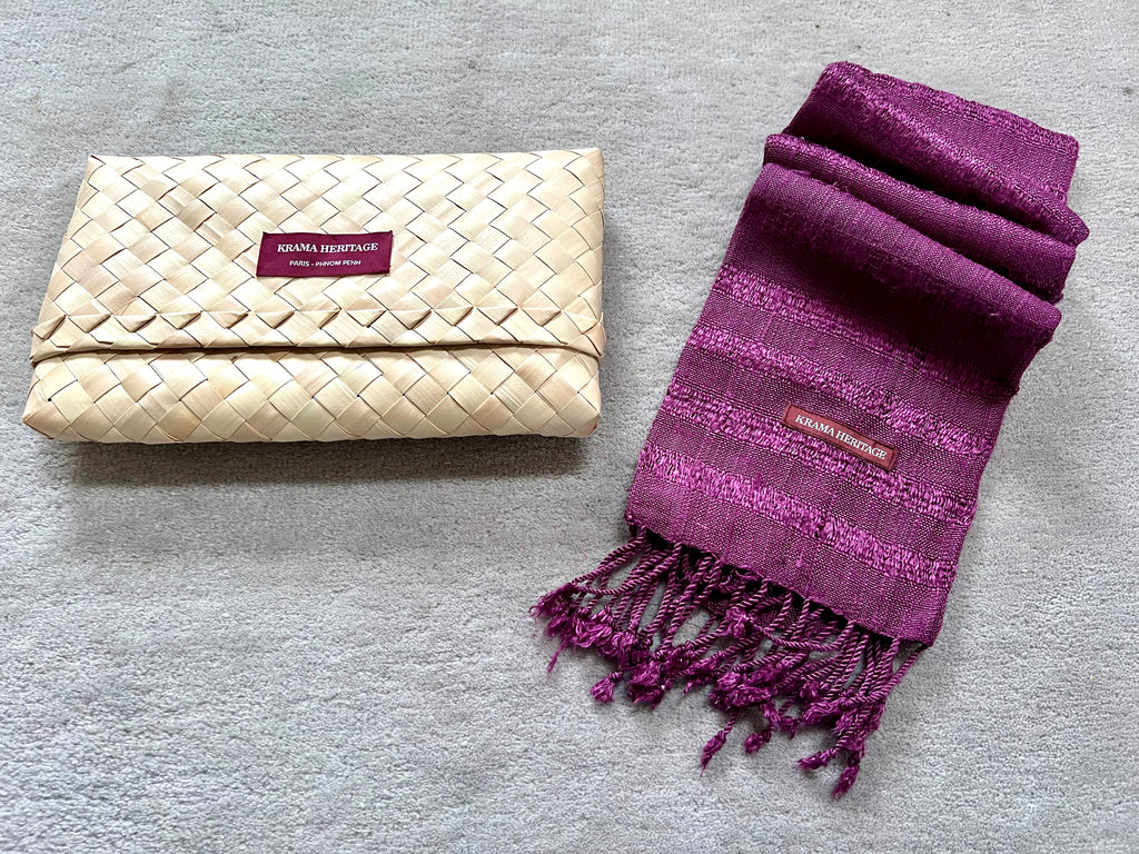 Le Krama Brut Ondelé Prune dans son écrin en feuille de palmier - Femme