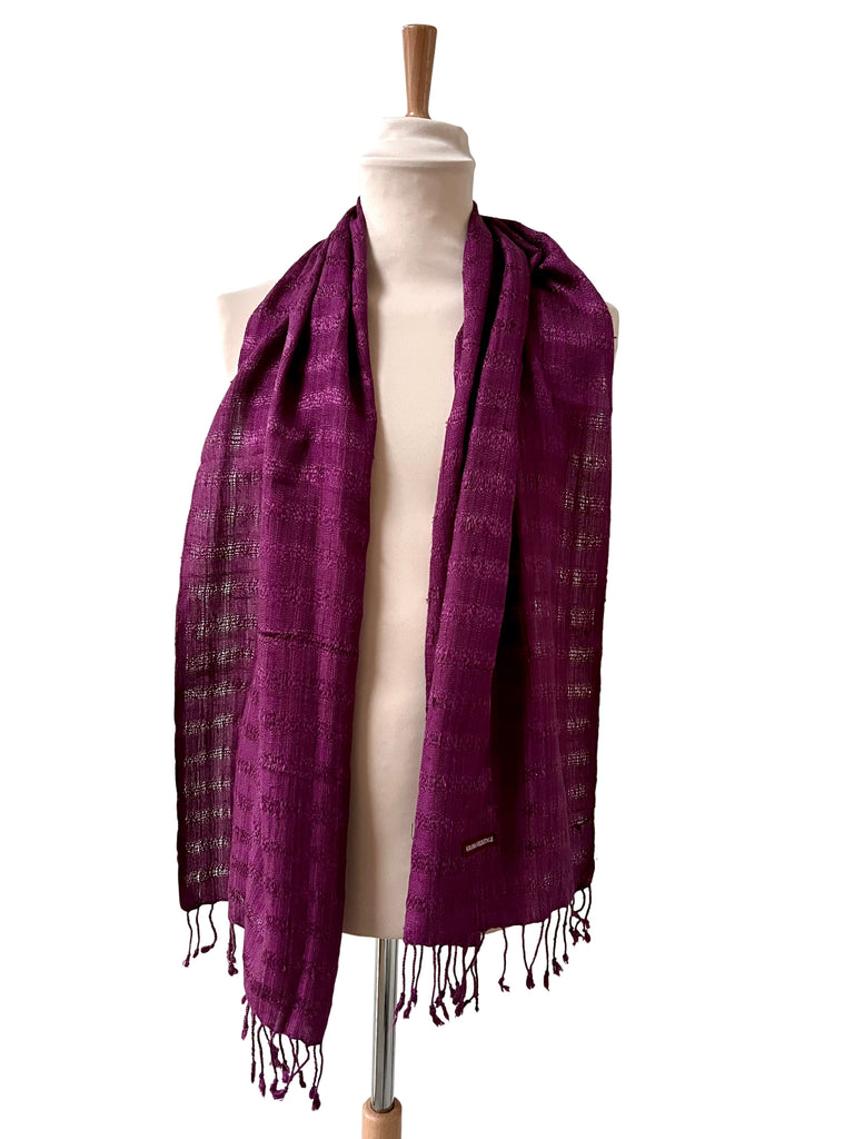 Le Krama Brut Ondelé Prune dans son écrin en feuille de palmier - Homme