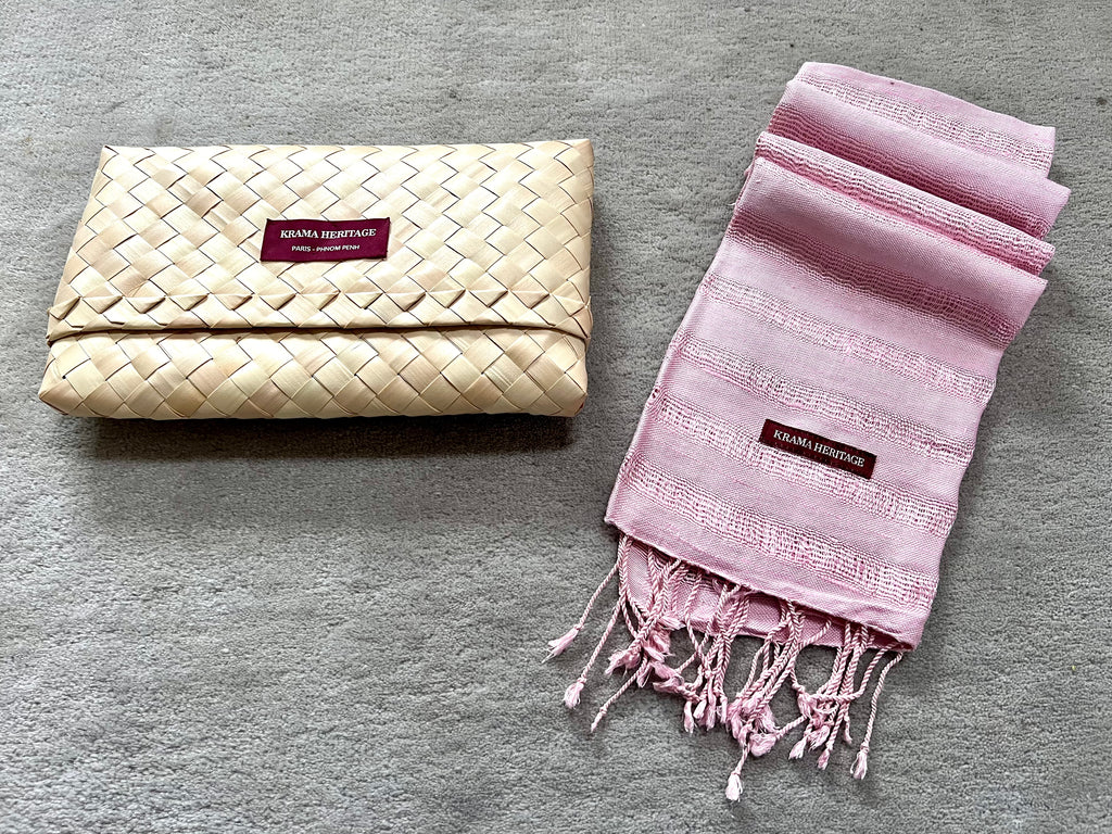 Le Krama Brut Ondelé Rose Clair dans son écrin en feuille de palmier - Homme