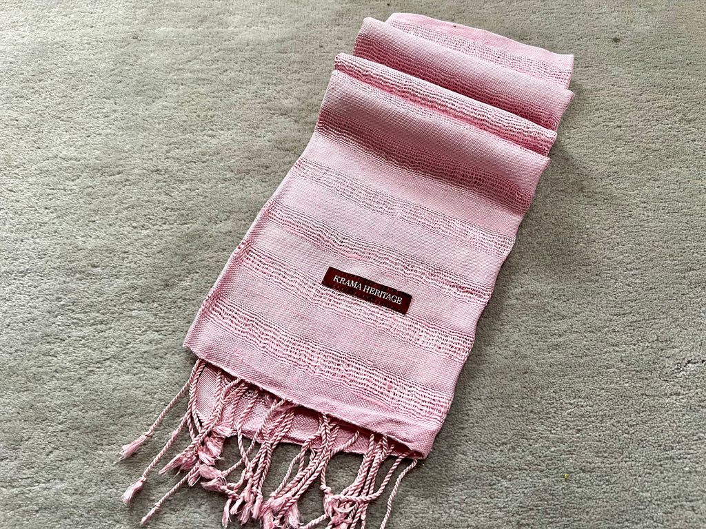 Le Krama Brut Ondelé Rose Clair dans son écrin en feuille de palmier - Homme