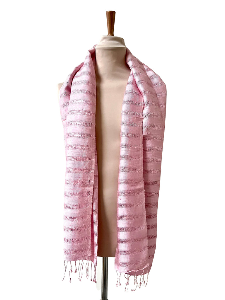 Le Krama Brut Ondelé Rose Clair dans son écrin en feuille de palmier - Femme