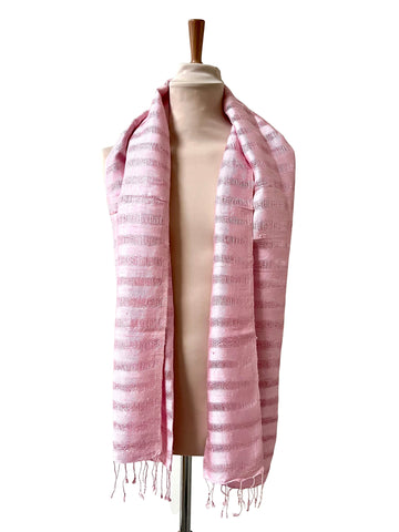 Le Krama Brut Ondelé Rose Clair dans son écrin en feuille de palmier - Femme