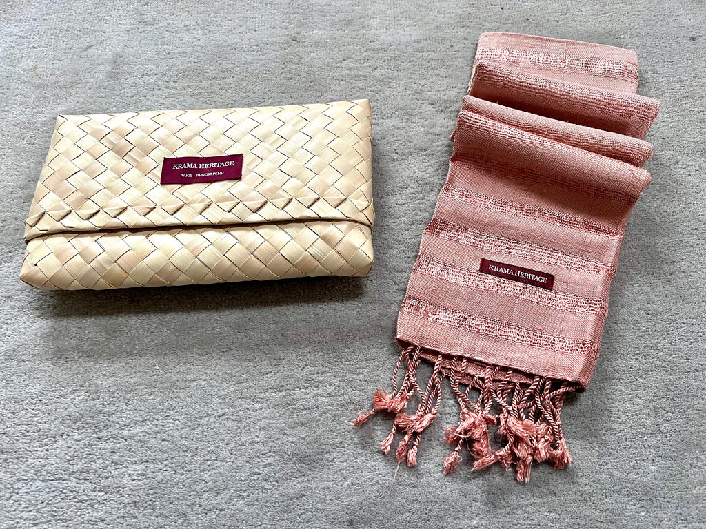 Le Krama Brut Ondelé Rose Saumon dans son écrin en feuille de palmier - Homme