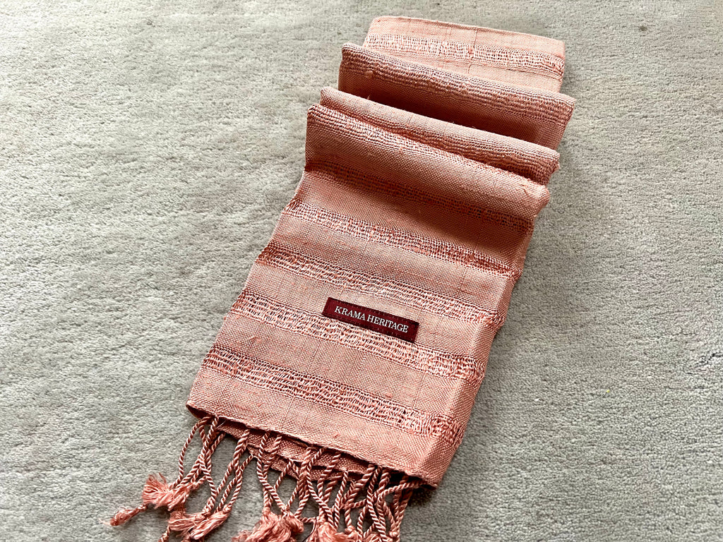 Le Krama Brut Ondelé Rose Saumon dans son écrin en feuille de palmier - Femme