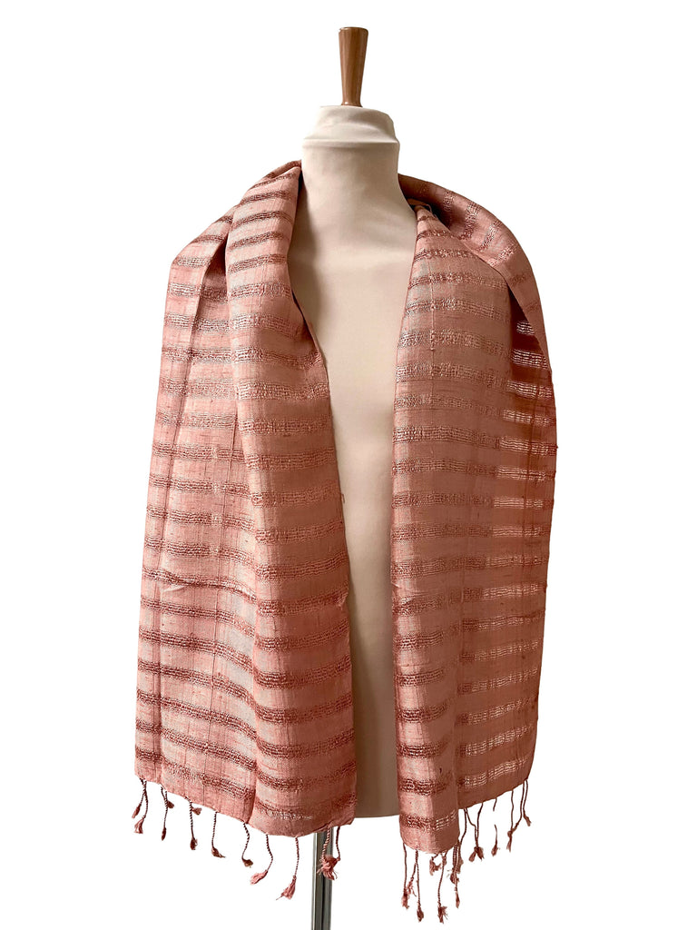 Le Krama Brut Ondelé Rose Saumon dans son écrin en feuille de palmier - Homme