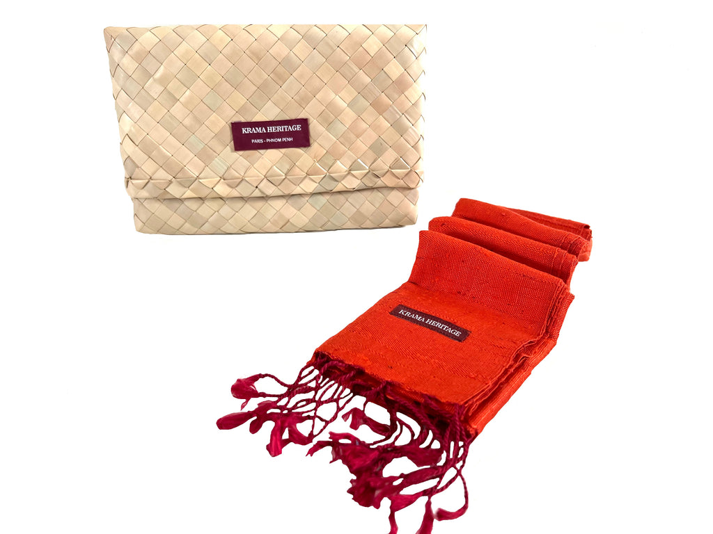 Le Krama Brut Orangé dans son écrin en feuille de palmier - Femme