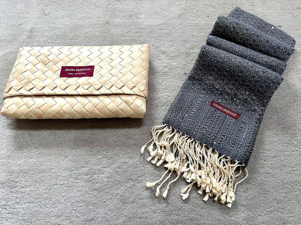 Le Krama Brut Royal Anthracite dans son écrin en feuille de palmier - Femme