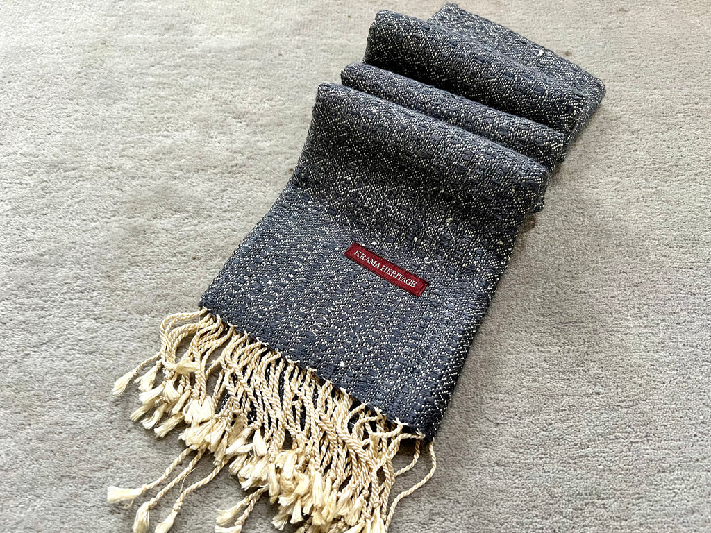 Le Krama Brut Royal Anthracite dans son écrin en feuille de palmier - Femme