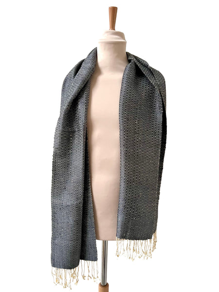 Le Krama Brut Royal Anthracite dans son écrin en feuille de palmier - Homme