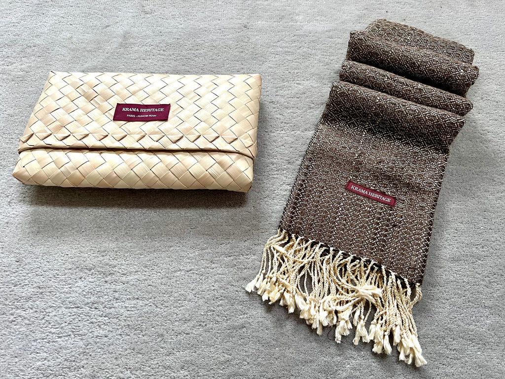 Le Krama Brut Royal Bronze dans son écrin en feuille de palmier - Femme