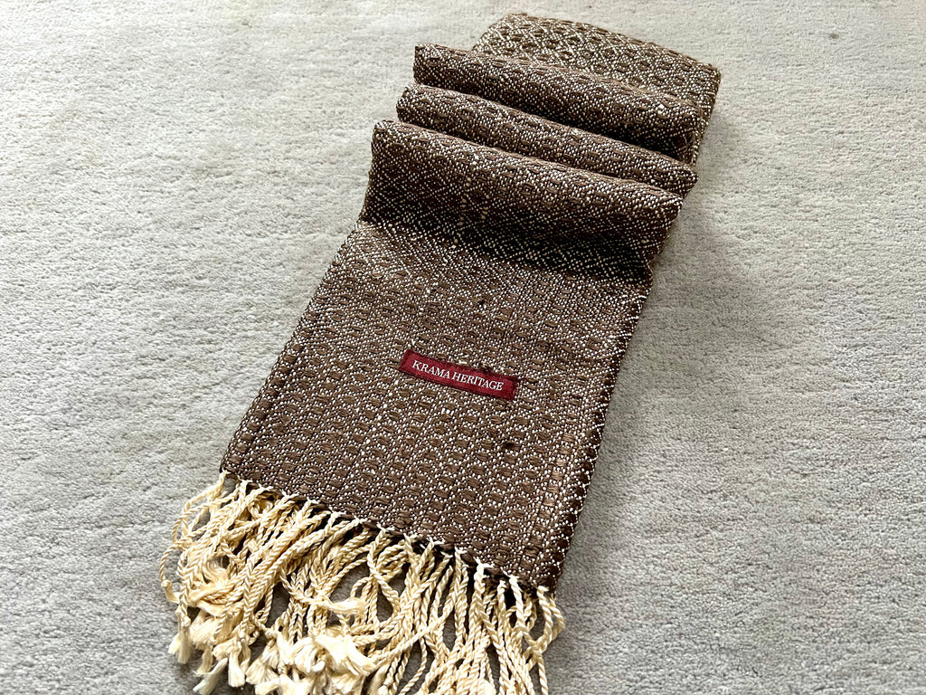 Le Krama Brut Royal Bronze dans son écrin en feuille de palmier - Femme