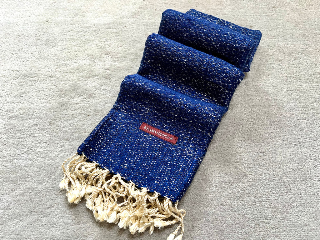 Le Krama Brut Royal Océan dans son écrin en feuille de palmier - Femme