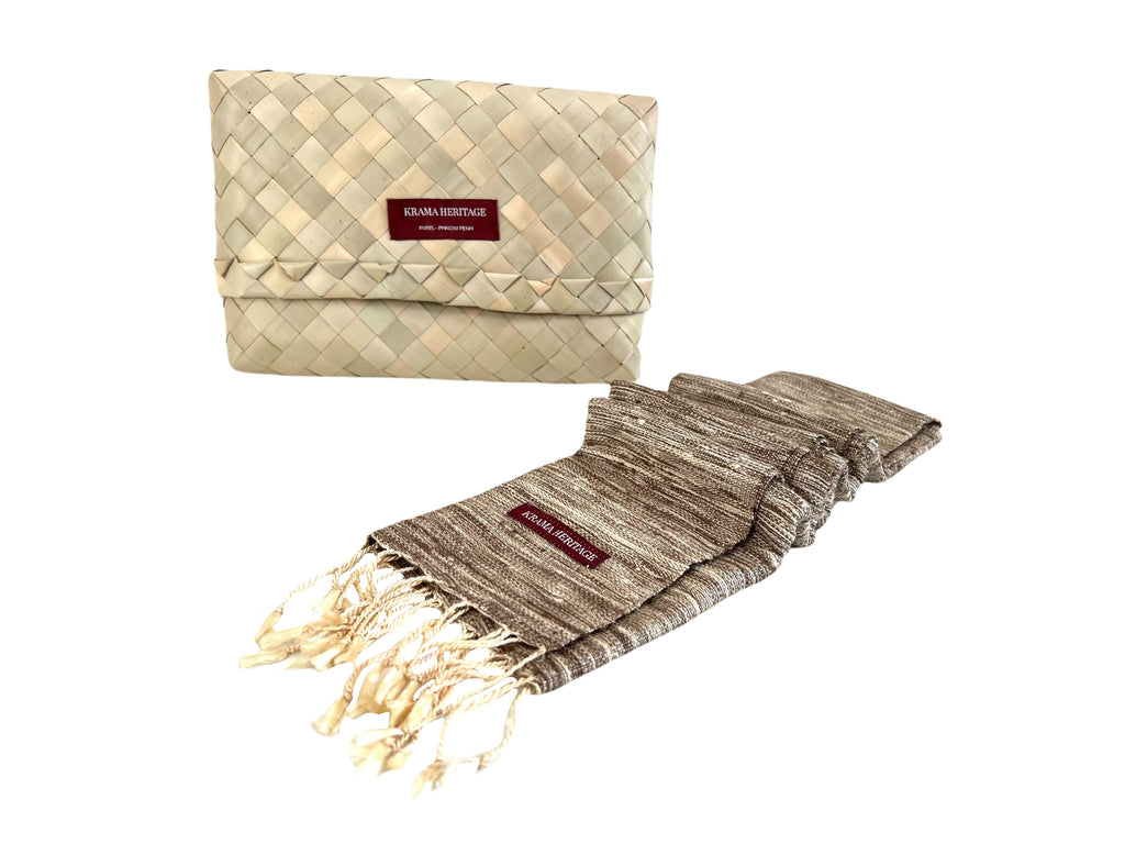 Le Krama Brut Sable dans son écrin en feuille de palmier - Femme
