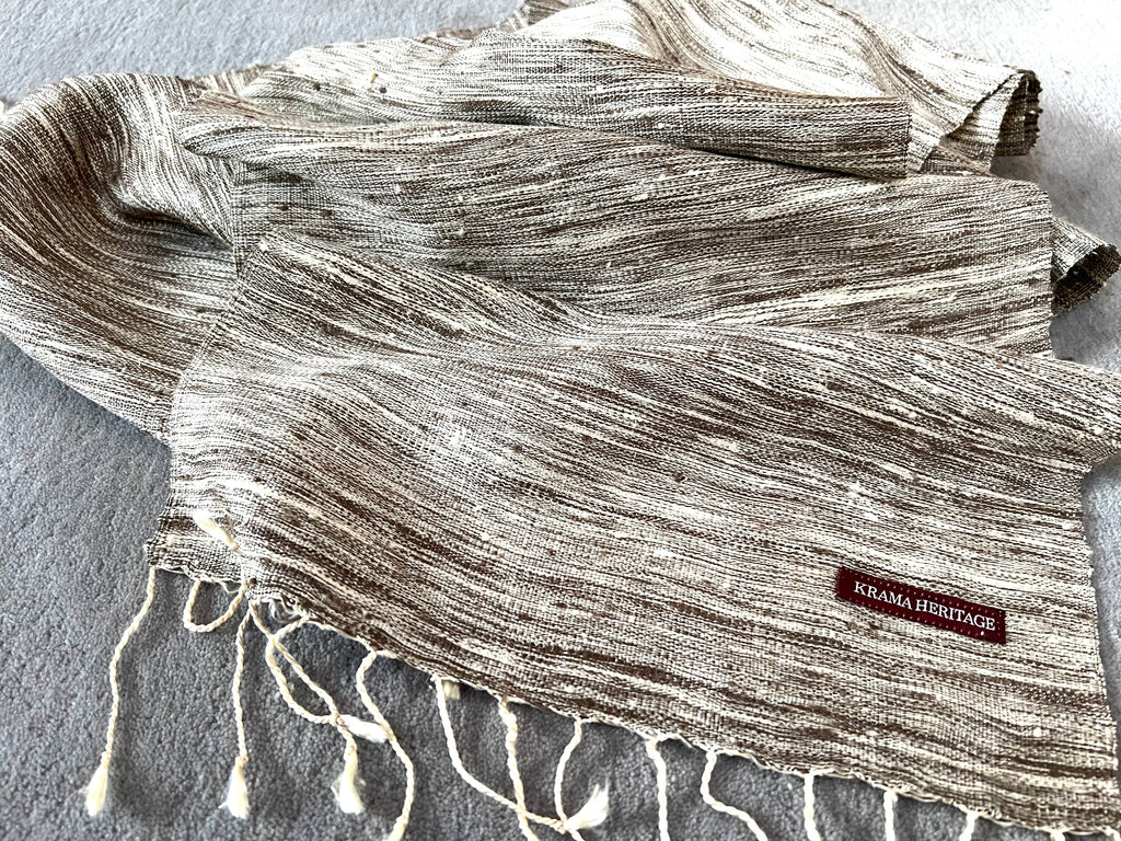 Le Krama Brut Sable dans son écrin en feuille de palmier - Femme