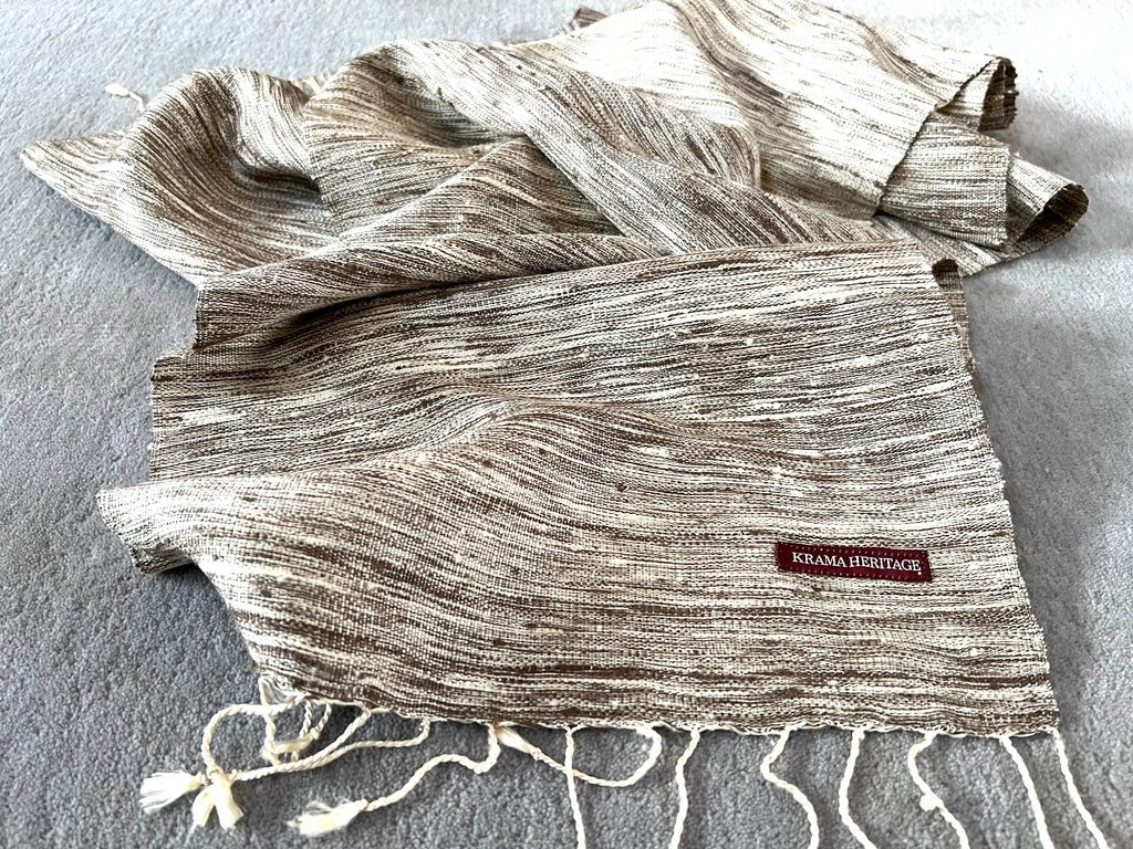 Le Krama Brut Sable dans son écrin en feuille de palmier - Femme