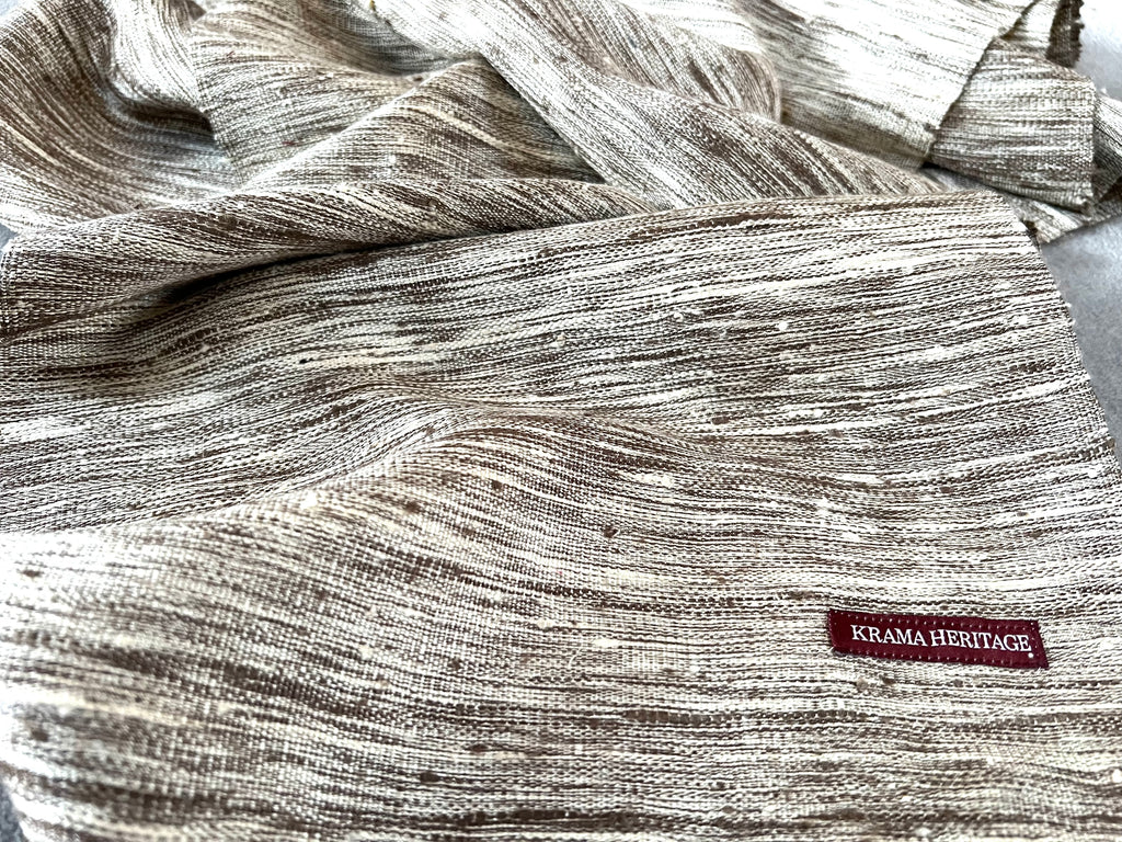 Le Krama Brut Sable dans son écrin en feuille de palmier - Femme