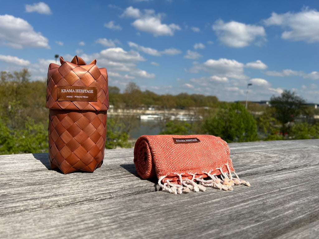 Le Petit Krama Chaud Beige Ocre dans son écrin en feuille de palmier - Homme