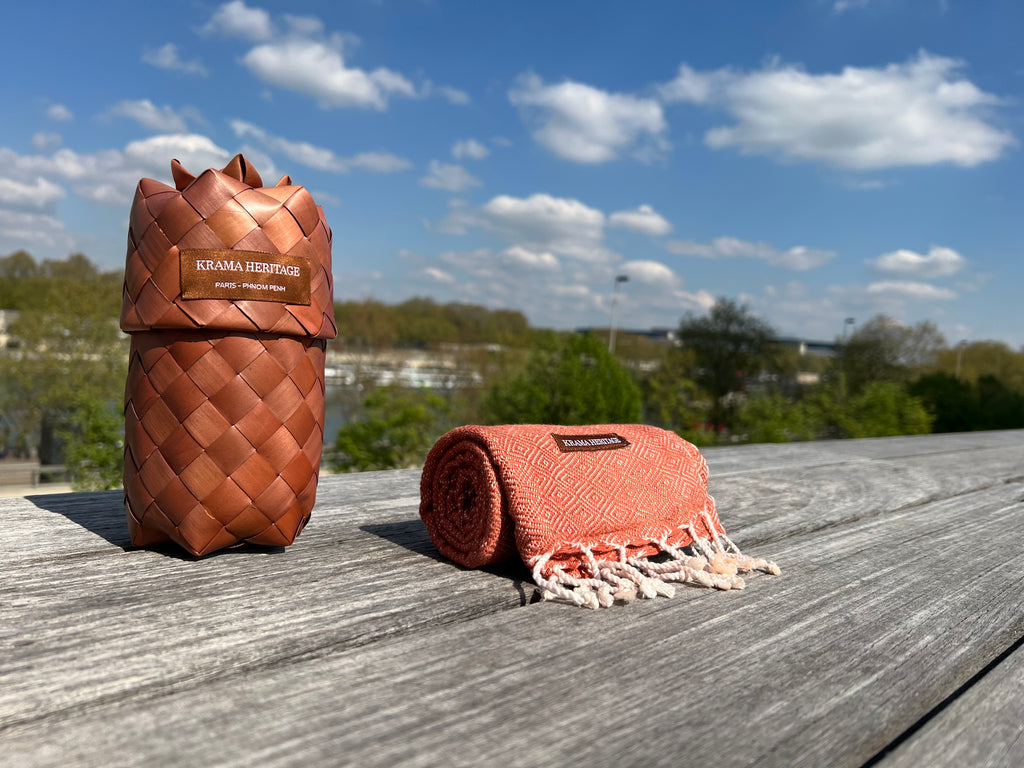 Le Petit Krama Chaud Beige Ocre dans son écrin en feuille de palmier - Homme
