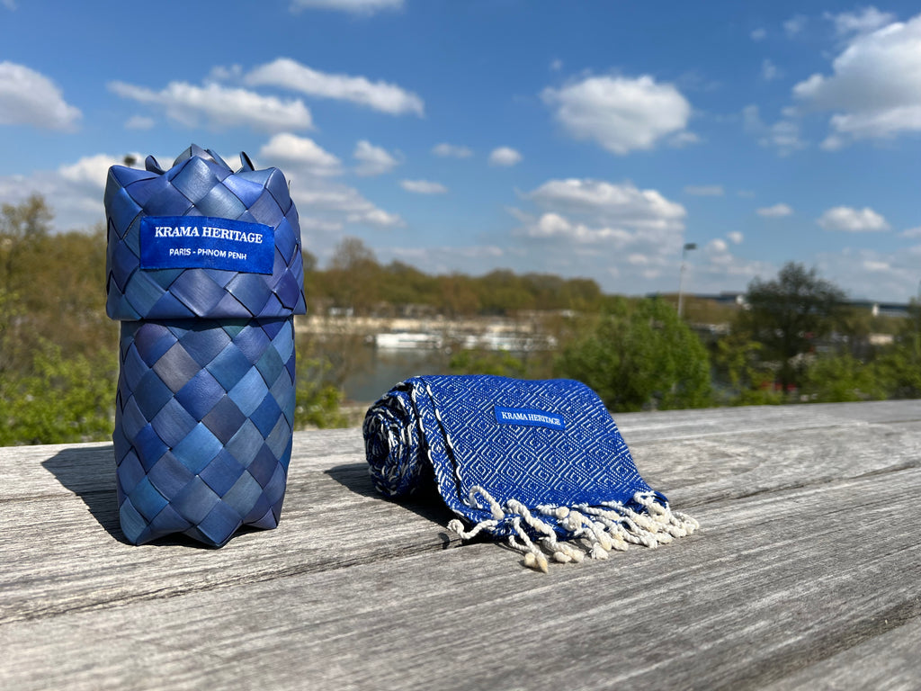 Le Petit Krama Chaud Bleu Roi dans son écrin en feuille de palmier - Homme