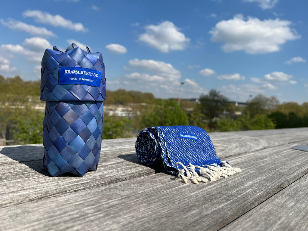 Le Petit Krama Chaud Bleu Roi dans son écrin en feuille de palmier - Homme