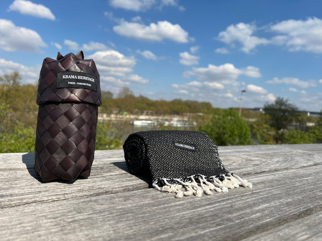 Le Petit Krama Chaud Noir Ebène dans son écrin en feuille de palmier - Homme