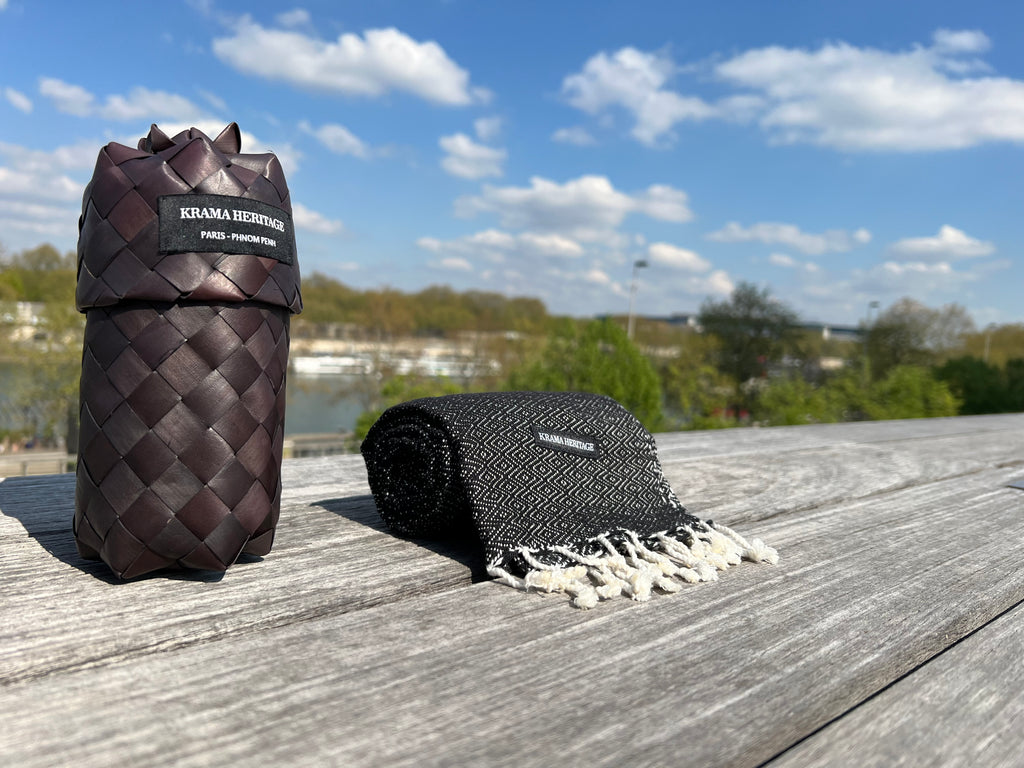 Le Petit Krama Chaud Noir Ebène dans son écrin en feuille de palmier - Homme