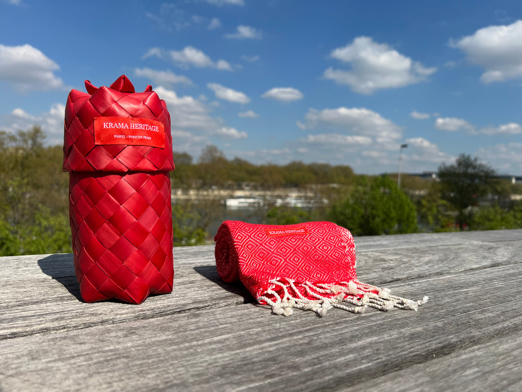 Le Petit Krama Chaud Rouge Coquelicot dans son écrin en feuille de palmier - Homme