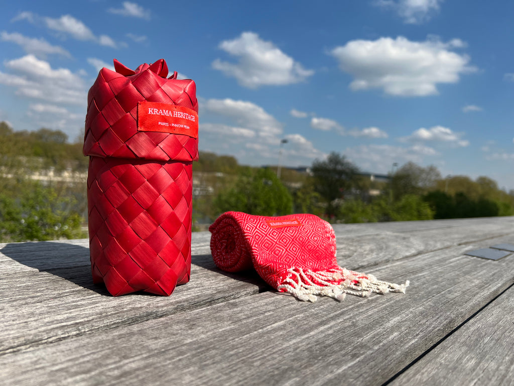 Le Petit Krama Chaud Rouge Coquelicot dans son écrin en feuille de palmier - Homme