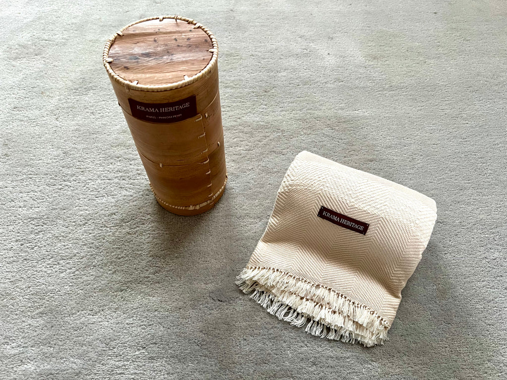 Le Krama Doux Crème dans son écrin en écorce de palmier