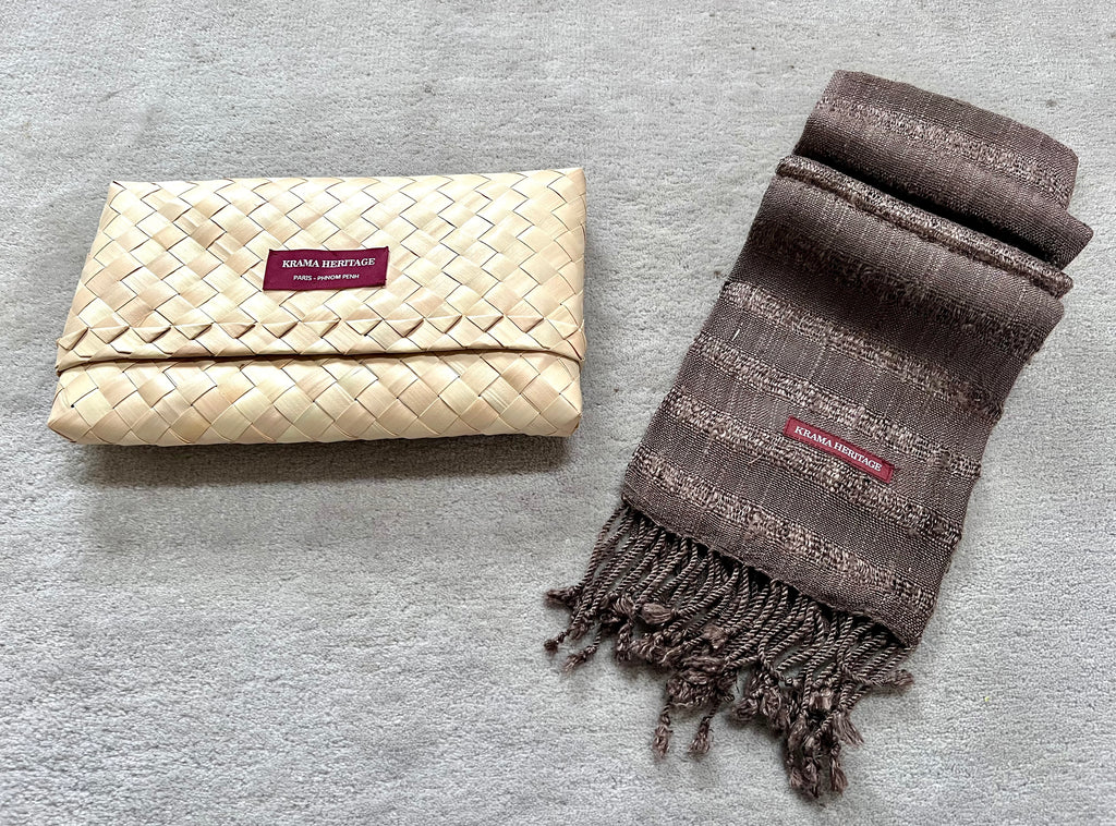 Le Krama Brut Ondelé Argile dans son écrin en feuille de palmier - Homme