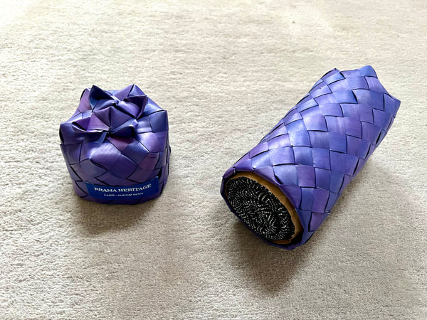 Le Petit Krama Chaud Bleu Marine dans son écrin en feuille de palmier - Homme