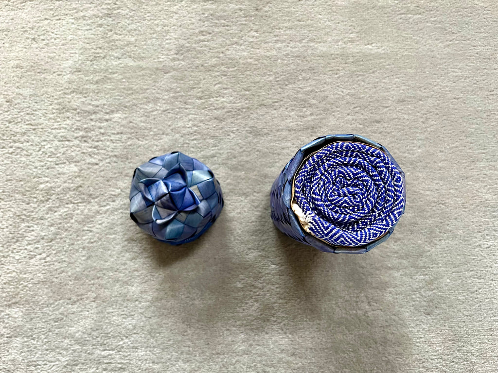 Le Petit Krama Chaud Bleu Roi dans son écrin en feuille de palmier - Homme