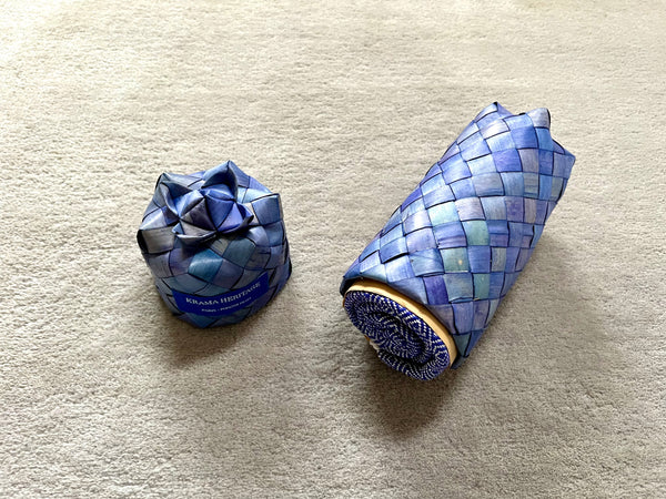Le Petit Krama Chaud Bleu Roi dans son écrin en feuille de palmier - Homme