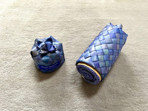 Le Petit Krama Chaud Bleu Roi dans son écrin en feuille de palmier - Homme