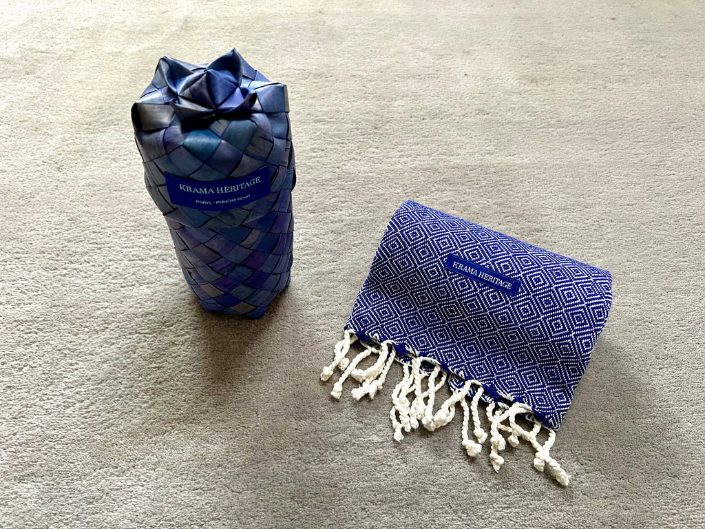 Le Petit Krama Chaud Bleu Roi dans son écrin en feuille de palmier - Homme