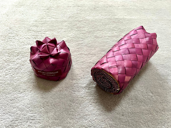 Le Petit Krama Chaud Bordeaux dans son écrin en feuille de palmier - Homme