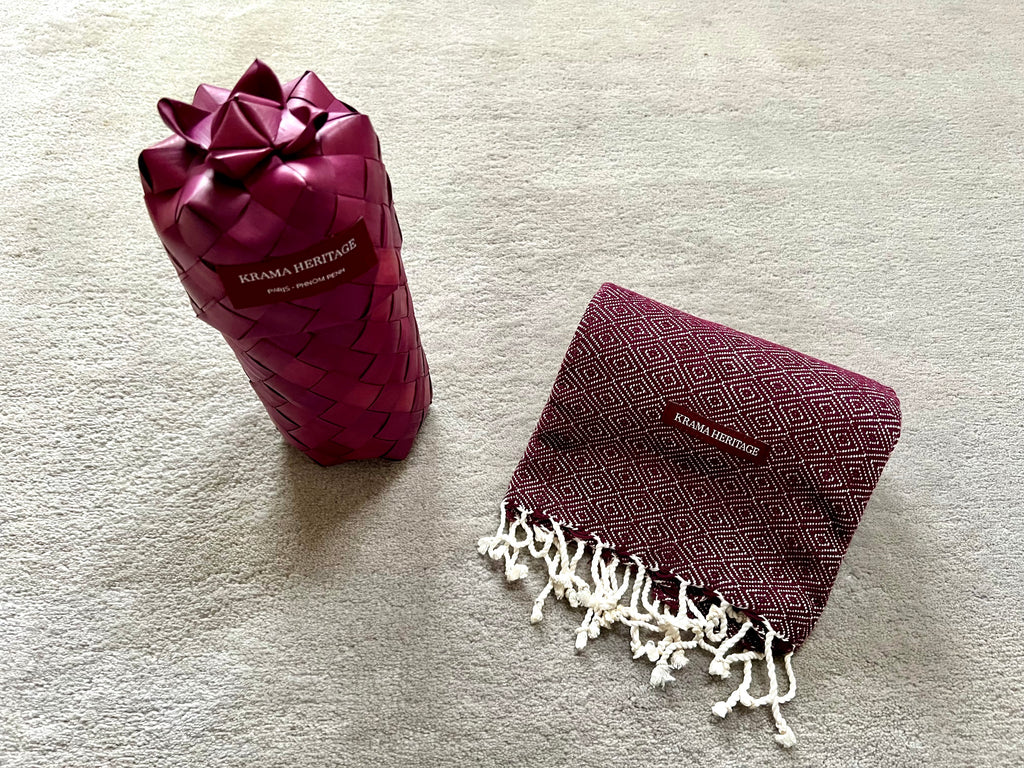 Le Petit Krama Chaud Bordeaux dans son écrin en feuille de palmier - Homme