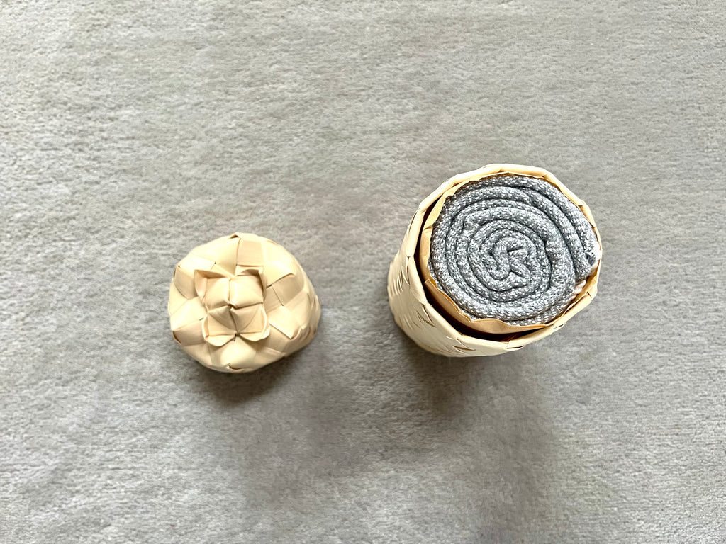 Le Petit Krama Chaud Gris Perle dans son écrin en feuille de palmier - Homme