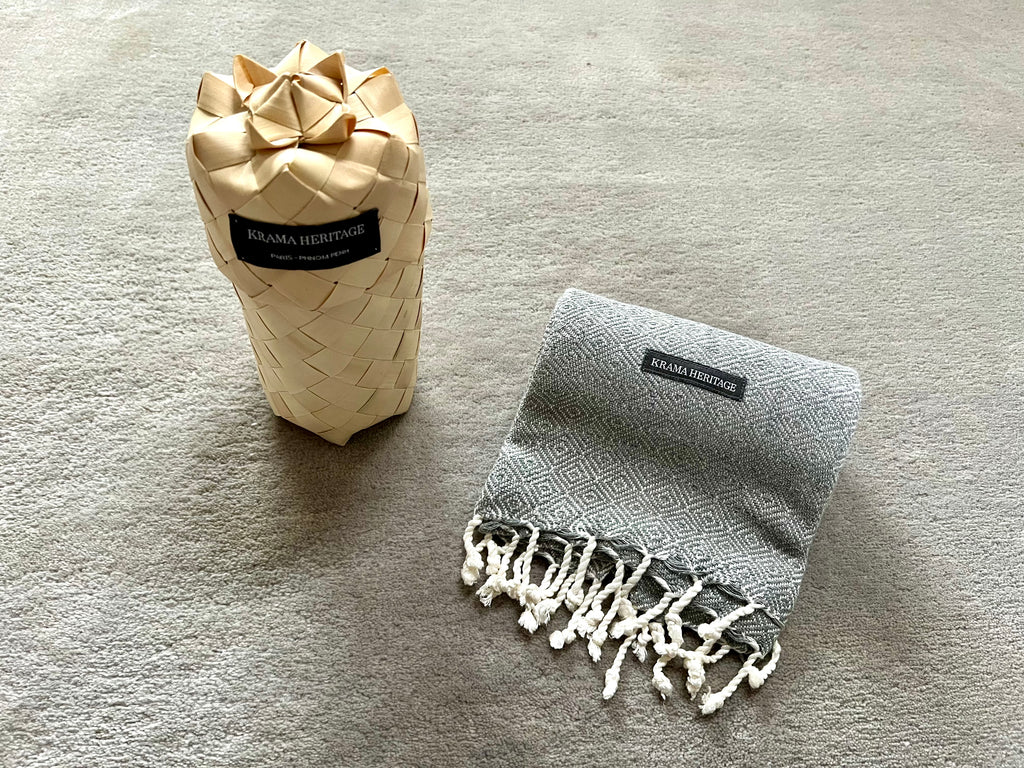 Le Petit Krama Chaud Gris Perle dans son écrin en feuille de palmier - Homme