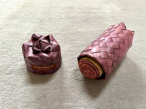 Le Petit Krama Chaud Noisette dans son écrin en feuille de palmier - Femme