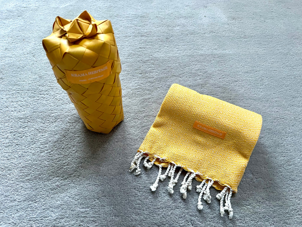 Le Petit Krama Chaud Or dans son écrin en feuille de palmier - Homme